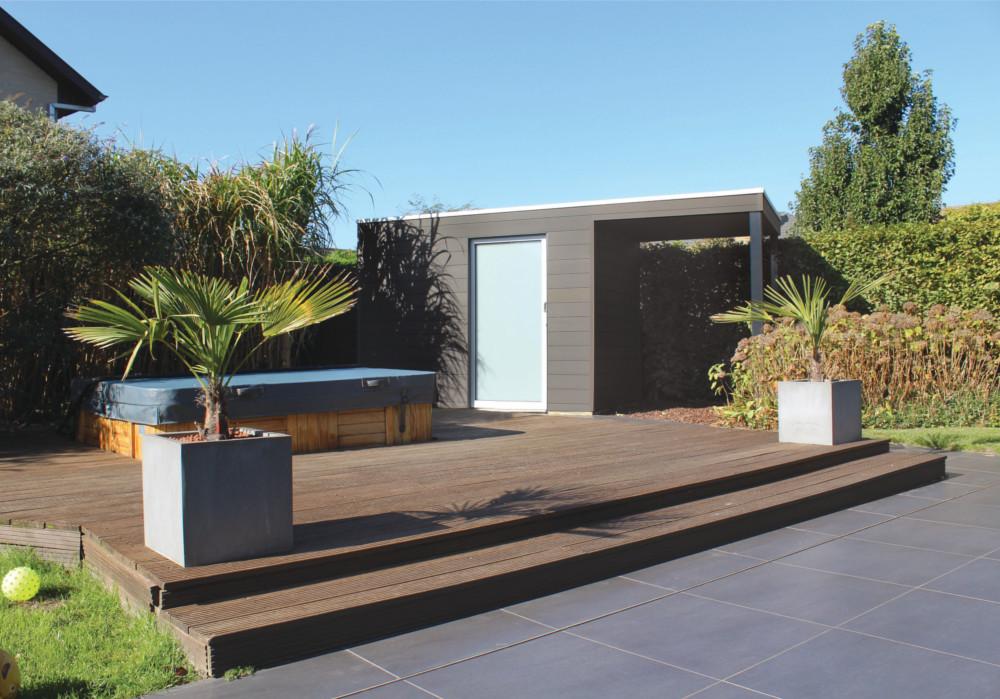 abri de jardin à toit plat box wpc avec auvent