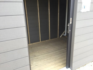 Plancher de sol avec lattes de finition en WPC autour